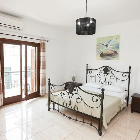 Apartment Kallisti *